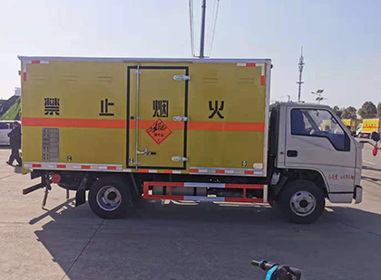 东宝爆破器材运输车工人安全操作规范与智能技术保障